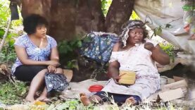 Elle aide et nourrit toujours une folle au bord de la route sans savoir que c’est sa mère :Nollywood